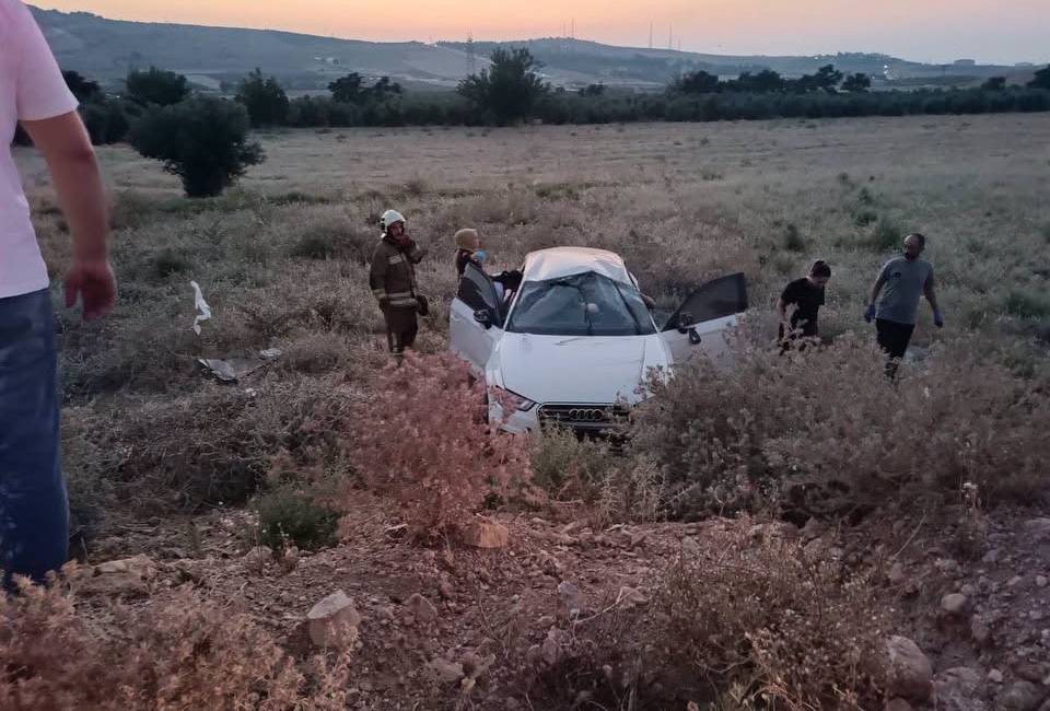 Hatay'ın İskenderun ilçesinde kontrolden çıkarak tarlaya savrulan otomobilin sürücüsü, büyük