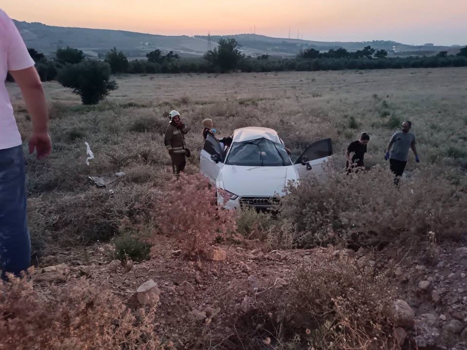 Hatay'ın İskenderun ilçesinde kontrolden çıkarak tarlaya savrulan otomobilin sürücüsü, büyük