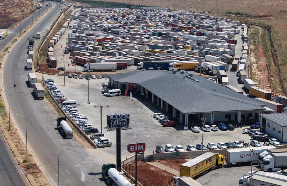 Günde ortalama 1.500 tırın giriş-çıkış yaptığı sınır kapısında, lojistik faaliyetleri