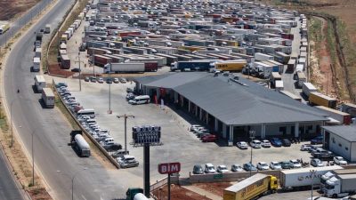Günde ortalama 1.500 tırın giriş-çıkış yaptığı sınır kapısında, lojistik faaliyetleri