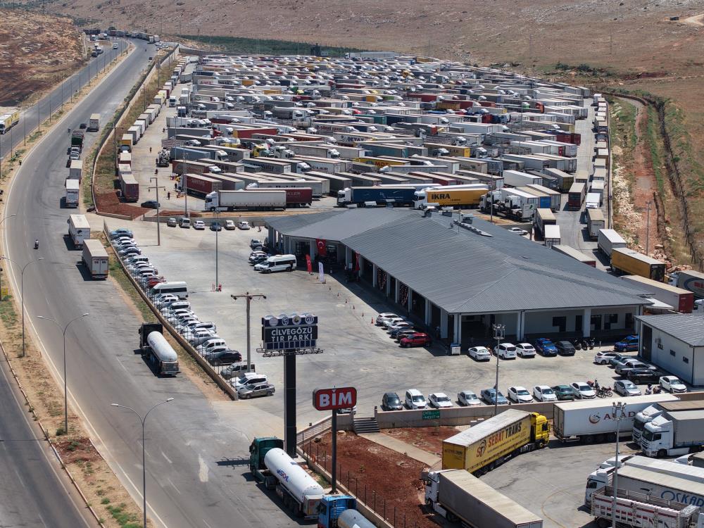 Günde ortalama 1.500 tırın giriş-çıkış yaptığı sınır kapısında, lojistik faaliyetleri