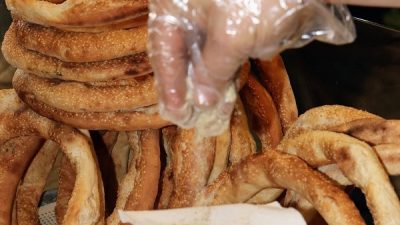 Hatay'ın asırlık lezzetlerinden biri olan Antakya simidi, Türkiye genelinde yapılan