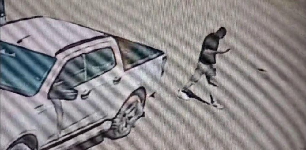 Hatay'ın Antakya ilçesinde yüzünü maskeyle gizleyip telefonla konuşuyormuş gibi davranarak