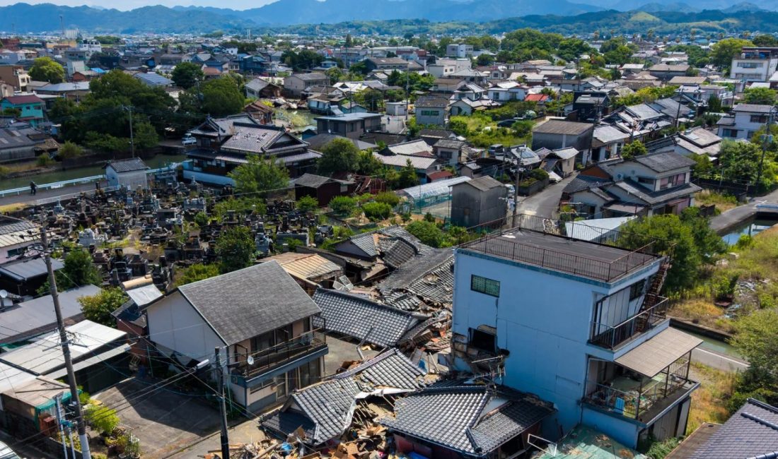 Japonya'nın güneybatısında meydana gelen 6,7 büyüklüğündeki deprem yüzlerce binayı yıktı