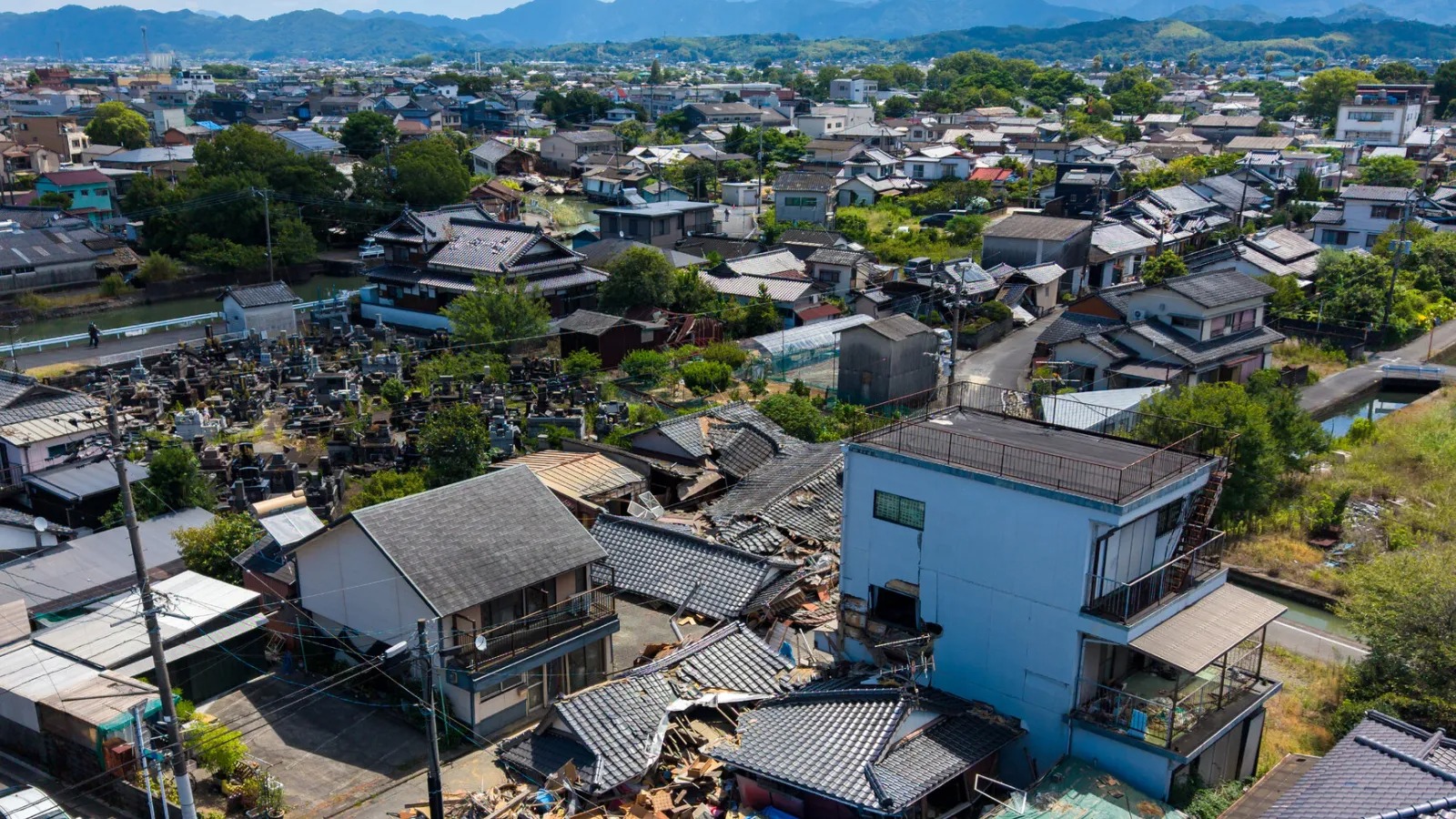 Japonya'nın güneybatısında meydana gelen 6,7 büyüklüğündeki deprem yüzlerce binayı yıktı