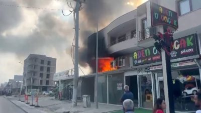 Hatay'ın Arsuz ilçesinde bir mobilya mağazasında çıkan yangın paniğe neden