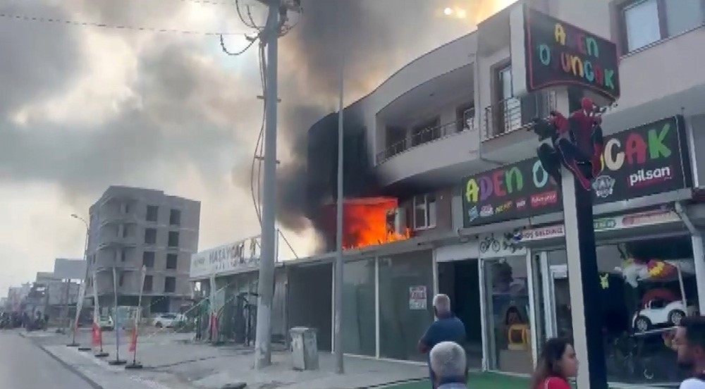 Hatay'ın Arsuz ilçesinde bir mobilya mağazasında çıkan yangın paniğe neden