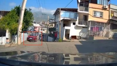 Hatay’ın İskenderun ilçesinde sürücünün karşı yönden gelen araca yol vermek