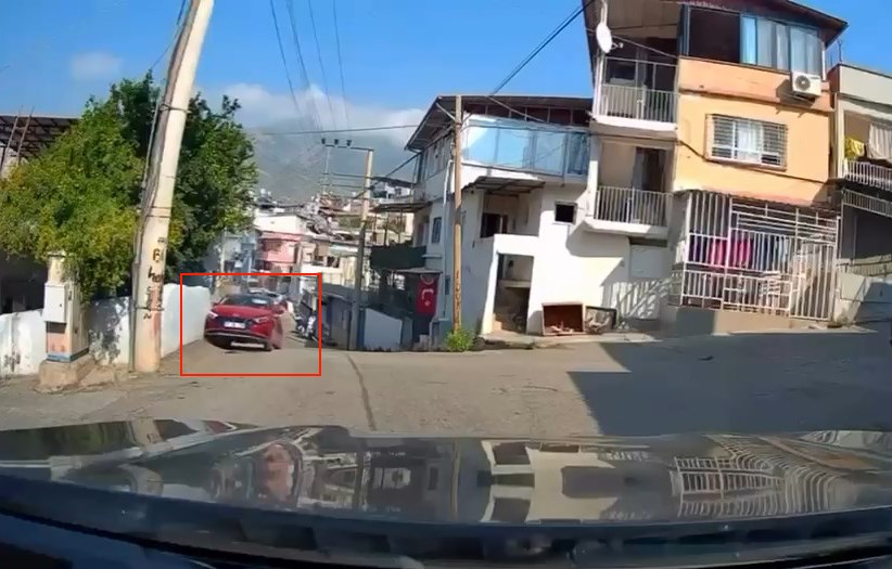 Hatay’ın İskenderun ilçesinde sürücünün karşı yönden gelen araca yol vermek