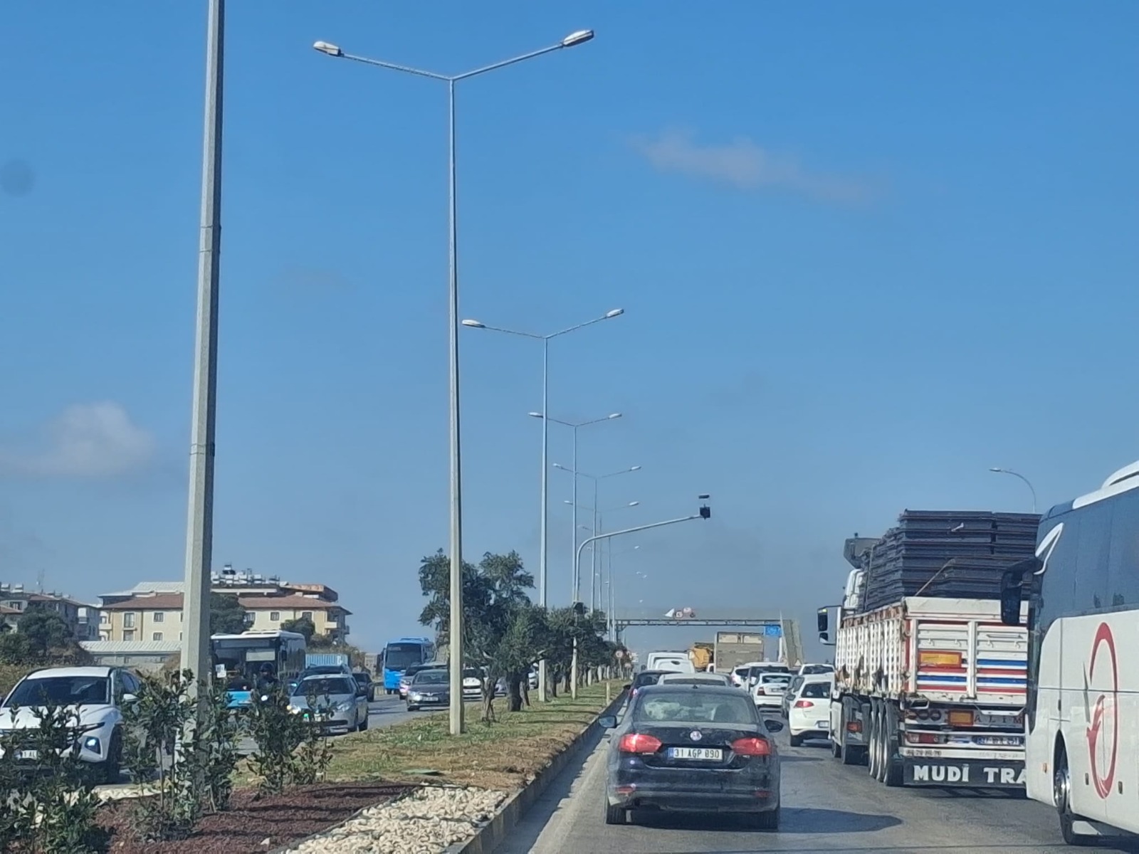 Hatay’ın Antakya ilçesinde özellikle yoğun saatlerde yaşanan trafik sorunu sürücülerin