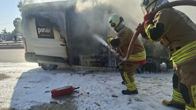 Hatay’ın Samandağ ilçesinde seyir halindeki minibüs, motor bölümünde çıkan yangının