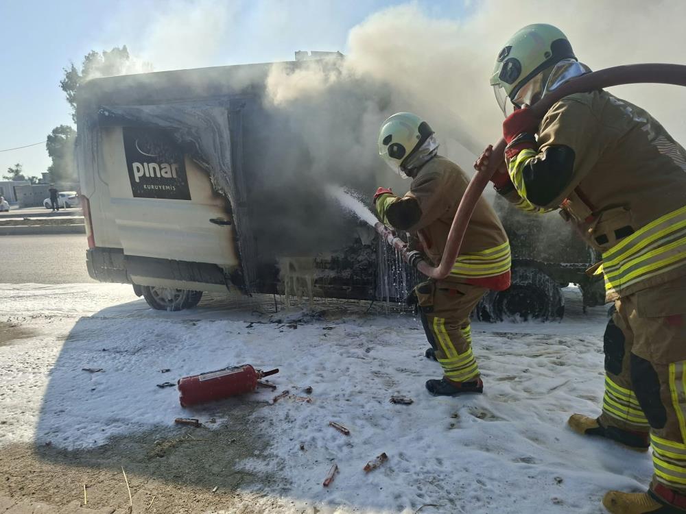 Hatay’ın Samandağ ilçesinde seyir halindeki minibüs, motor bölümünde çıkan yangının