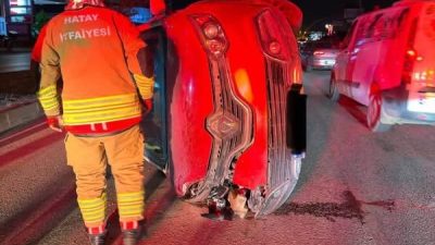 Hatay’ın Samandağ ilçesinde kontrolden çıkan otomobilin takla atarak yan yatması
