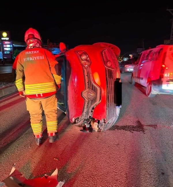 Hatay’ın Samandağ ilçesinde kontrolden çıkan otomobilin takla atarak yan yatması