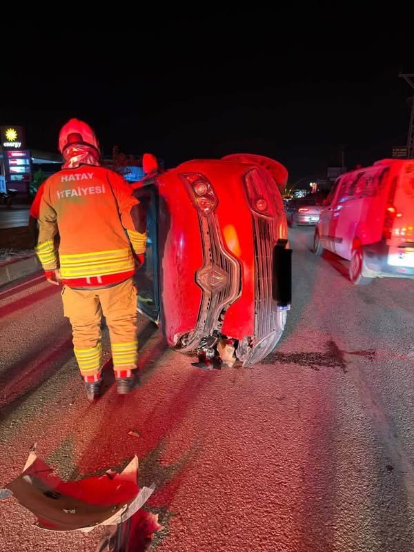 Hatay’ın Samandağ ilçesinde kontrolden çıkan otomobilin takla atarak yan yatması