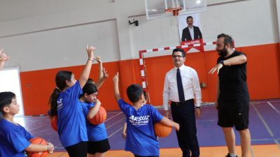 Hatay’ın Arsuz ilçesinde Kaymakam Fatih Eroğlu, yaz döneminde düzenlenen kursları