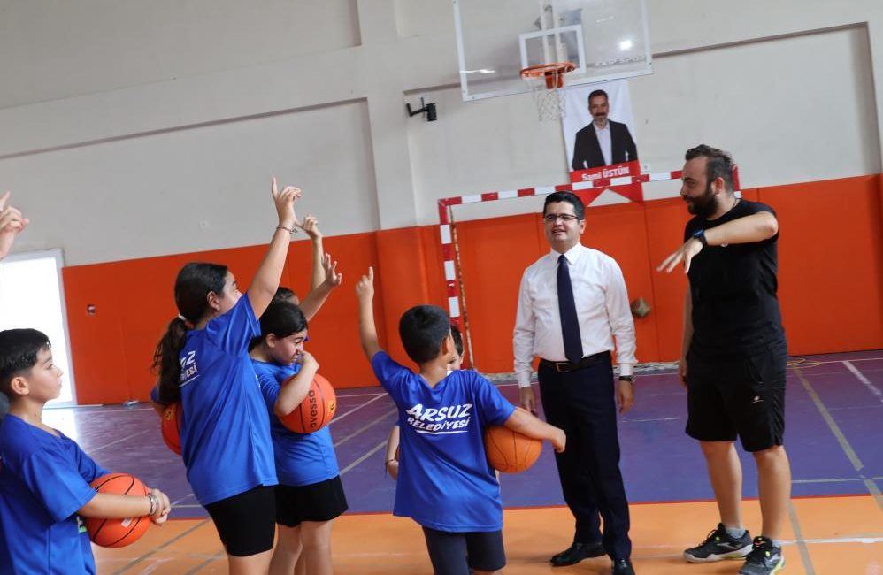 Hatay’ın Arsuz ilçesinde Kaymakam Fatih Eroğlu, yaz döneminde düzenlenen kursları
