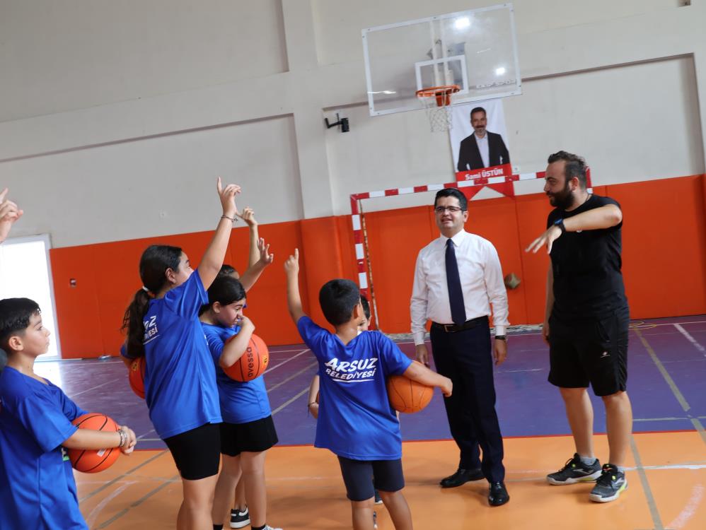 Hatay’ın Arsuz ilçesinde Kaymakam Fatih Eroğlu, yaz döneminde düzenlenen kursları