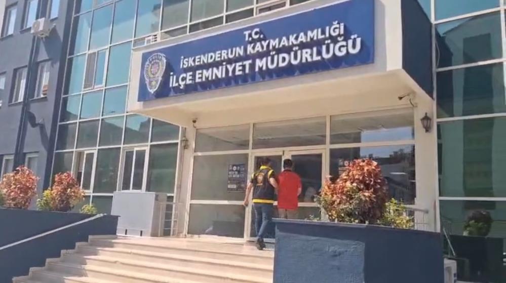 Hatay’ın İskenderun ilçesinde polis ekiplerinin aranan şahısların yakalanmasına yönelik gerçekleştirdiği