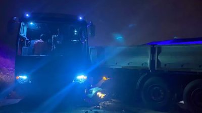 Hatay’ın Dörtyol ilçesinde makaslayan bir TIR’ın yolu kapatması sonucu meydana