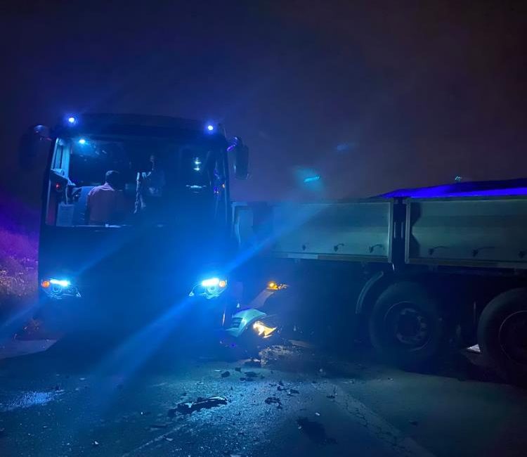 Hatay’ın Dörtyol ilçesinde makaslayan bir TIR’ın yolu kapatması sonucu meydana