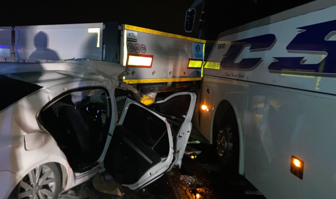 
Hatay’ın Erzin ilçesinde TIR, yolcu otobüsü ve otomobilin karıştığı trafik