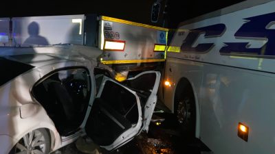
Hatay’ın Erzin ilçesinde TIR, yolcu otobüsü ve otomobilin karıştığı trafik