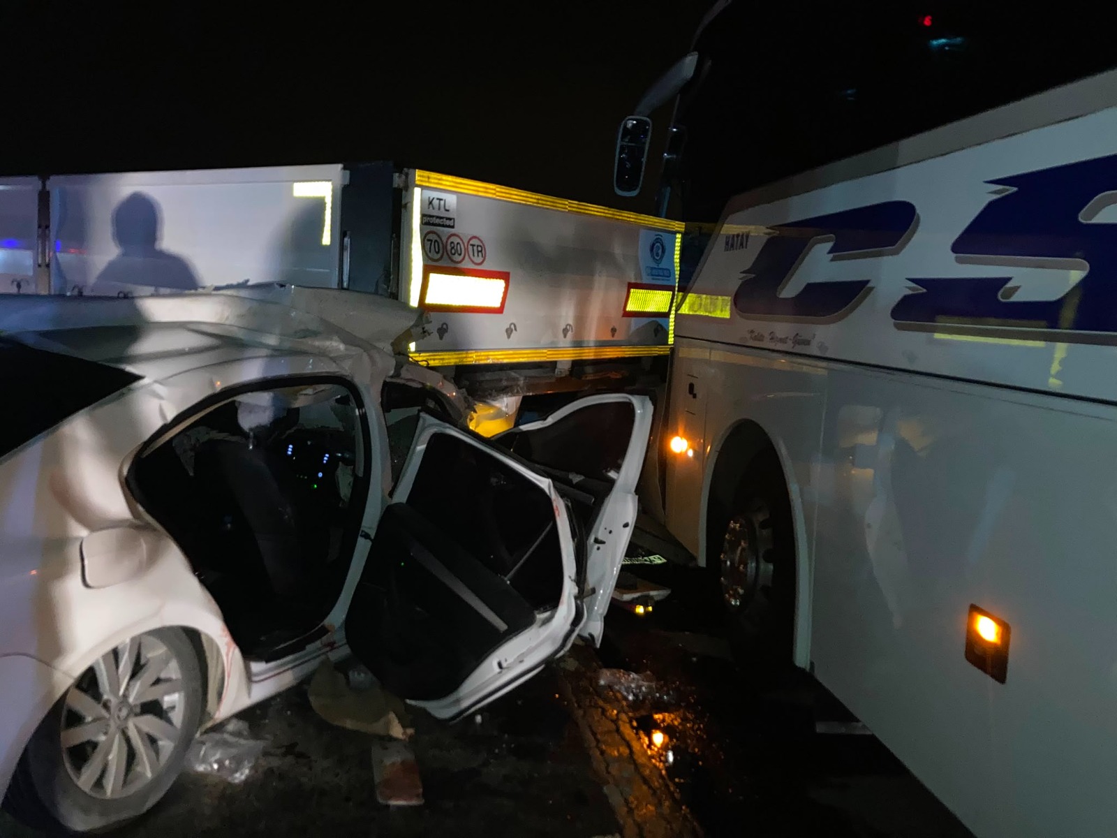 
Hatay’ın Erzin ilçesinde TIR, yolcu otobüsü ve otomobilin karıştığı trafik