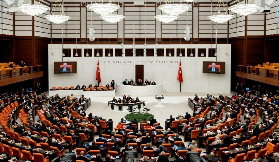 Türkiye Büyük Millet Meclisi'nde (TBMM) gerçekleştirilen kanun oylamaları, milletvekillerinin seçmenleri