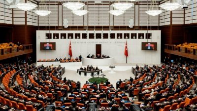 Türkiye Büyük Millet Meclisi'nde (TBMM) gerçekleştirilen kanun oylamaları, milletvekillerinin seçmenleri