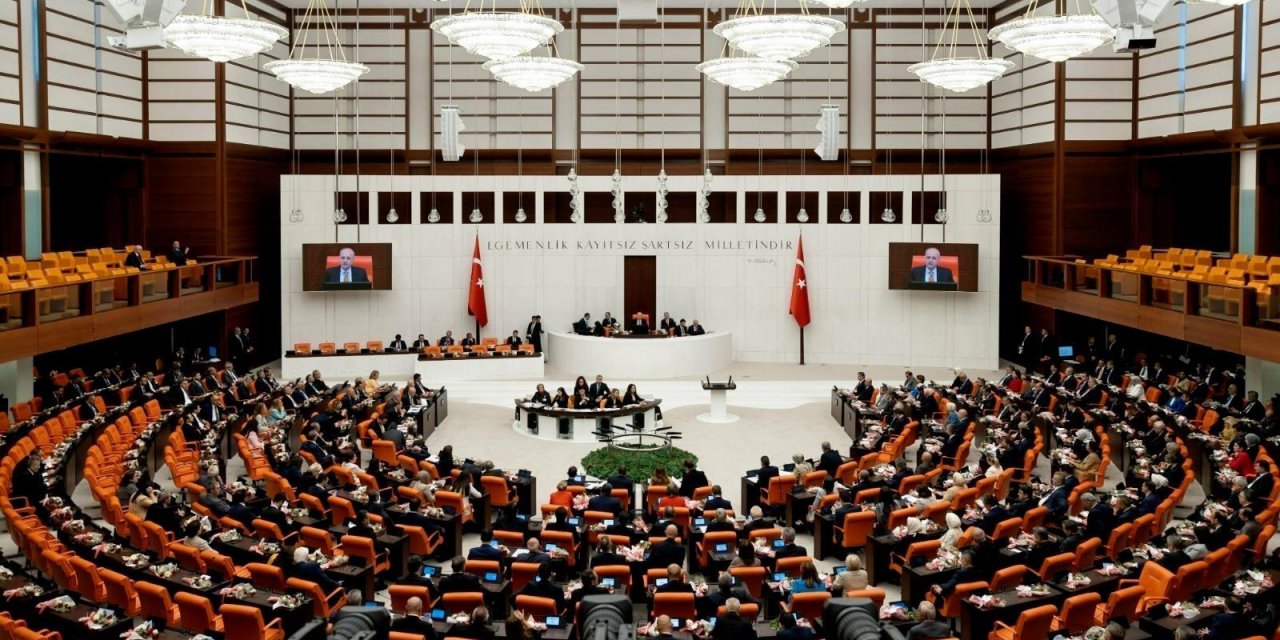 Türkiye Büyük Millet Meclisi'nde (TBMM) gerçekleştirilen kanun oylamaları, milletvekillerinin seçmenleri