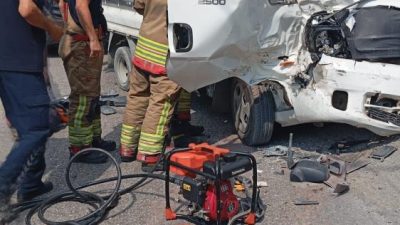 Hatay’ın İskenderun ilçesinde tırla çarpışan kamyonette bulunan 3 kişi yaralandı.