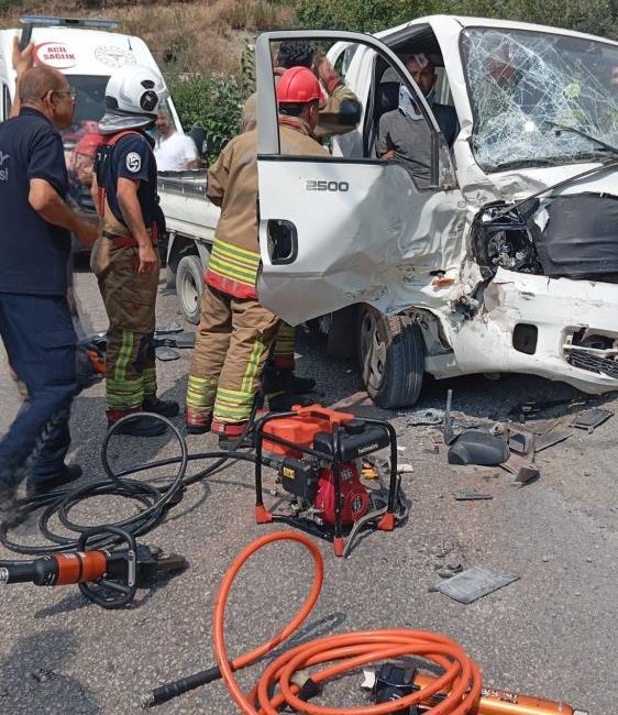 Hatay’ın İskenderun ilçesinde tırla çarpışan kamyonette bulunan 3 kişi yaralandı.