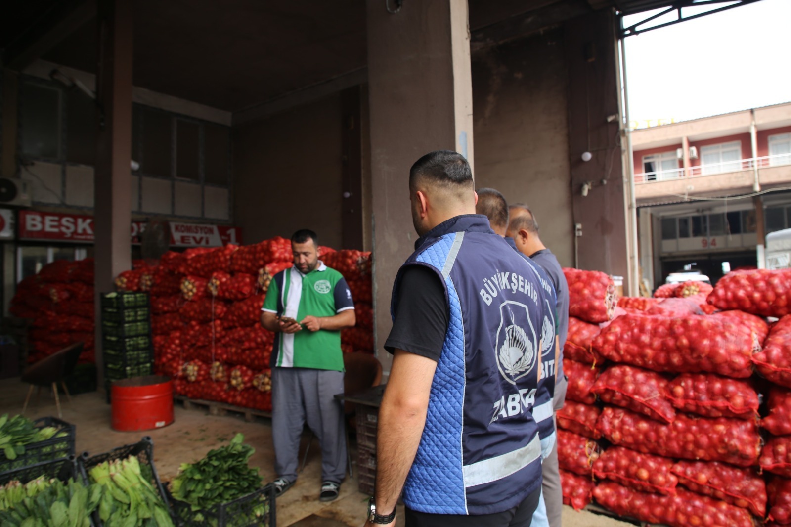 Hatay Büyükşehir Belediyesi (HBB), il genelinde sebze ve meyve halleri