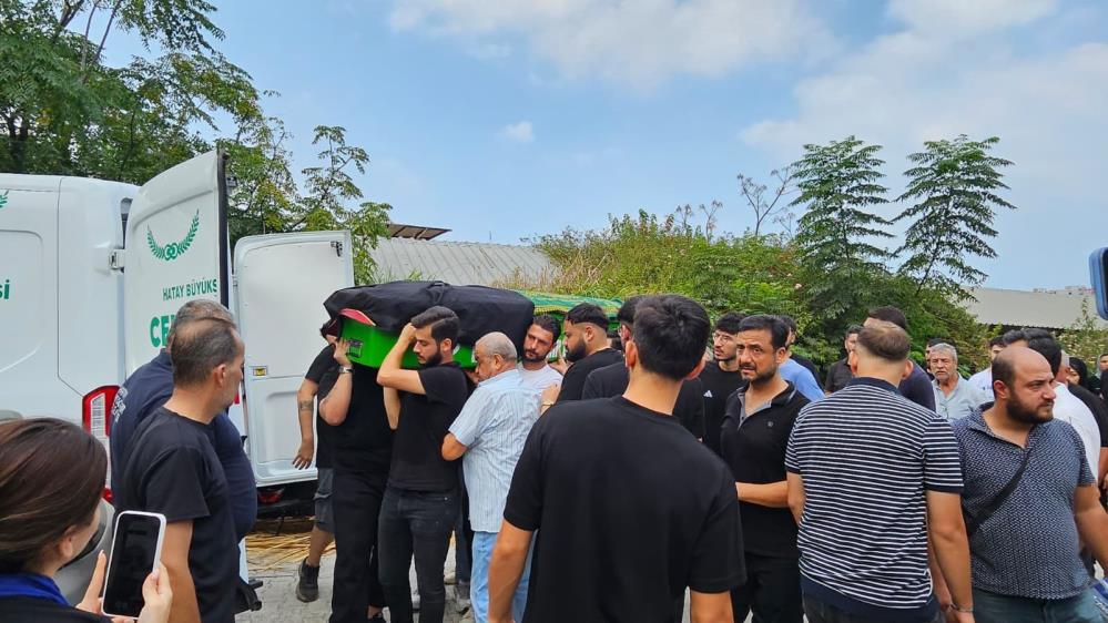 Hatay’ın Dörtyol ilçesinde tır, yolcu otobüsü ve otomobilin karıştığı trafik