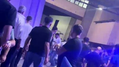 Hatay’ın İskenderun ilçesinde bulunan Devlet Hastanesi Acil Servisi önünde iki