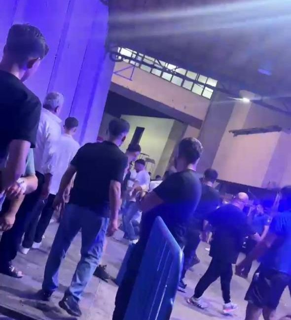 Hatay’ın İskenderun ilçesinde bulunan Devlet Hastanesi Acil Servisi önünde iki
