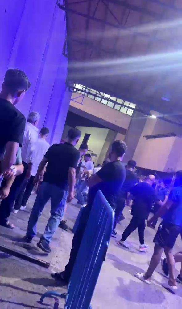 Hatay’ın İskenderun ilçesinde bulunan Devlet Hastanesi Acil Servisi önünde iki