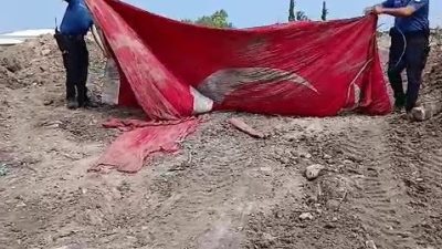Hatay'ın Arsuz ilçesinde yıkımı süren bir sitenin enkaz alanında zarar