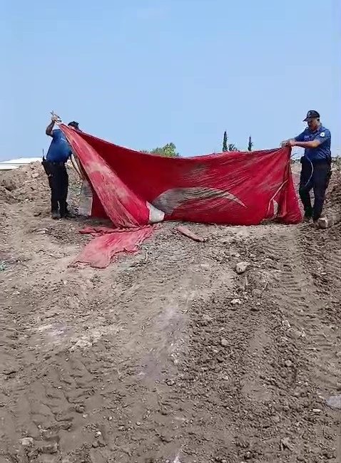 Hatay'ın Arsuz ilçesinde yıkımı süren bir sitenin enkaz alanında zarar
