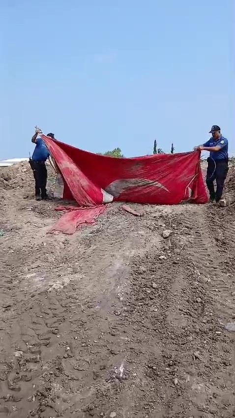 Hatay'ın Arsuz ilçesinde yıkımı süren bir sitenin enkaz alanında zarar
