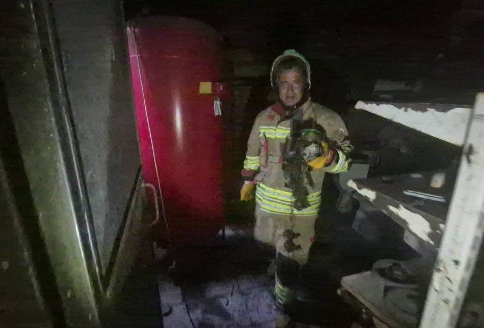 Hatay’ın Arsuz ilçesinde bir apartmanın kazan dairesinde çıkan yangın, itfaiye