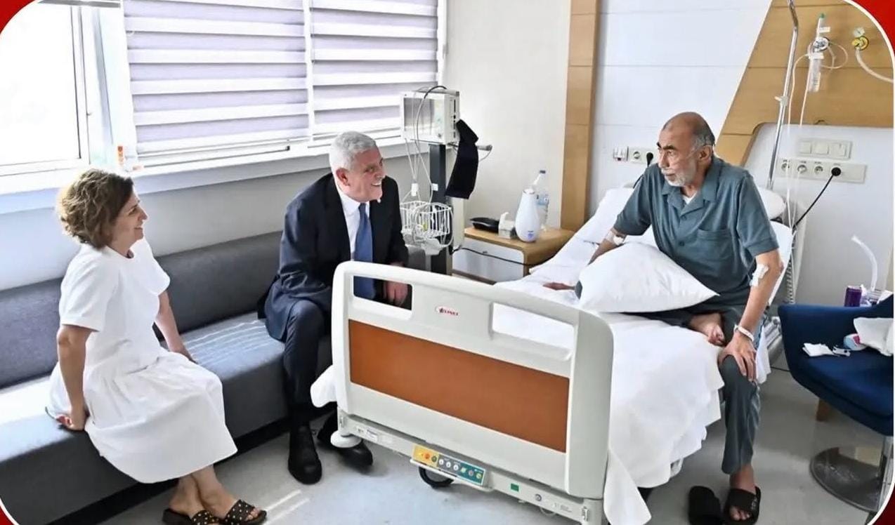 İYİ Parti Genel Başkanı Müsavat Dervişoğlu, tedavi gördüğü hastaneden sedyeyle