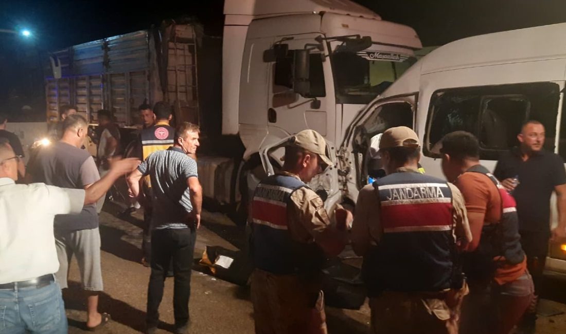 Hatay’ın Erzin ilçesinde servis minibüsü ile tırın çarpıştığı trafik kazasında