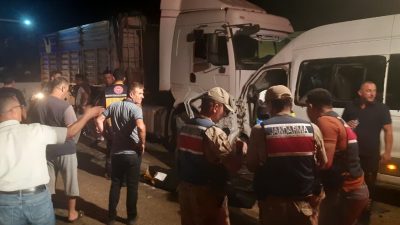 Hatay’ın Erzin ilçesinde servis minibüsü ile tırın çarpıştığı trafik kazasında