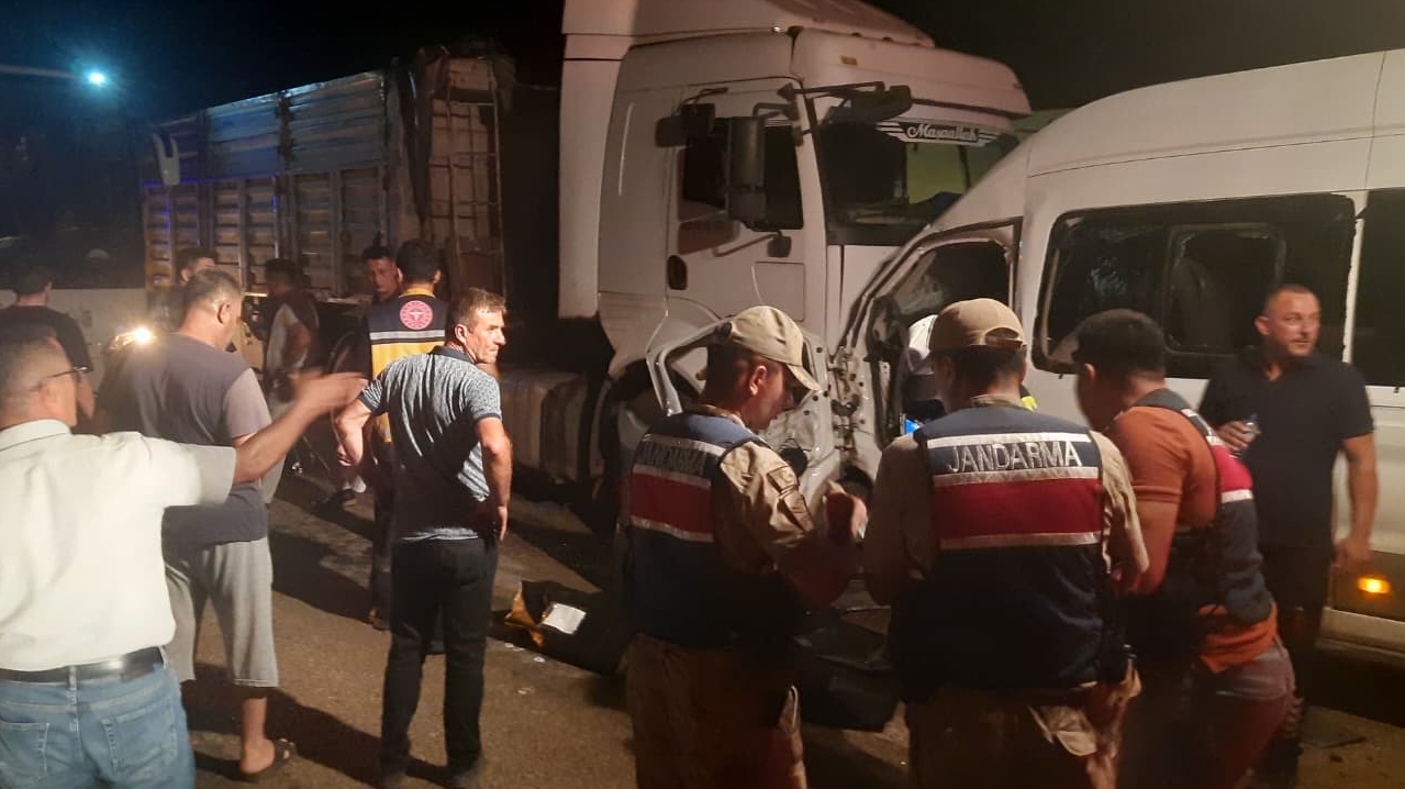 Hatay’ın Erzin ilçesinde servis minibüsü ile tırın çarpıştığı trafik kazasında