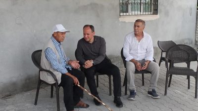 Hatay’ın Erzin ilçesinde bamya üreticileri, yaz sezonunun başlamasıyla birlikte tarlalardaki