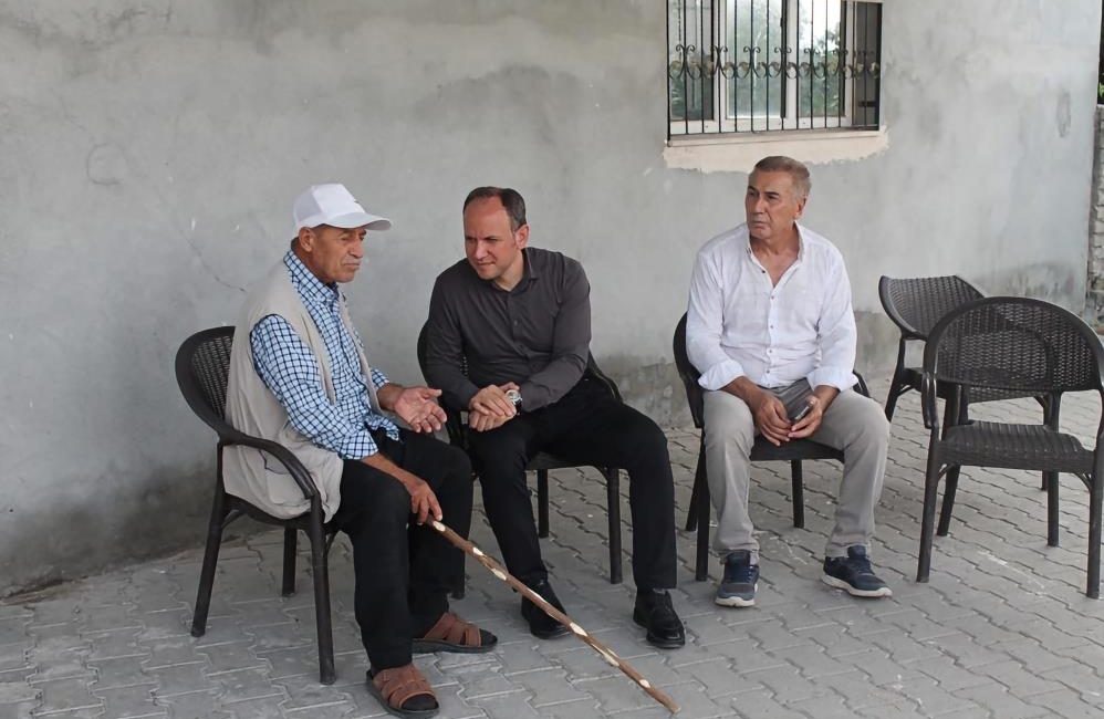 Hatay’ın Erzin ilçesinde bamya üreticileri, yaz sezonunun başlamasıyla birlikte tarlalardaki
