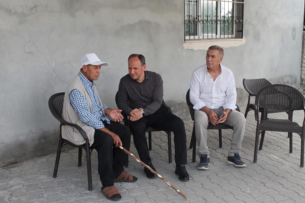 Hatay’ın Erzin ilçesinde bamya üreticileri, yaz sezonunun başlamasıyla birlikte tarlalardaki