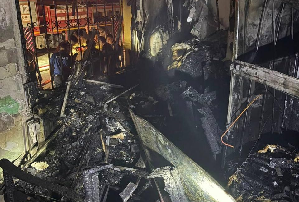 Hatay’ın Defne ilçesinde bir apartman dairesinde çıkan yangın paniğe neden